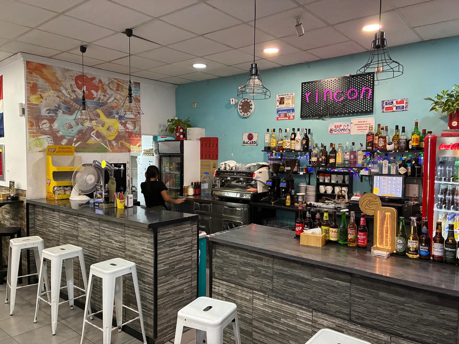 Interior del restaurante El Rincón del Lago