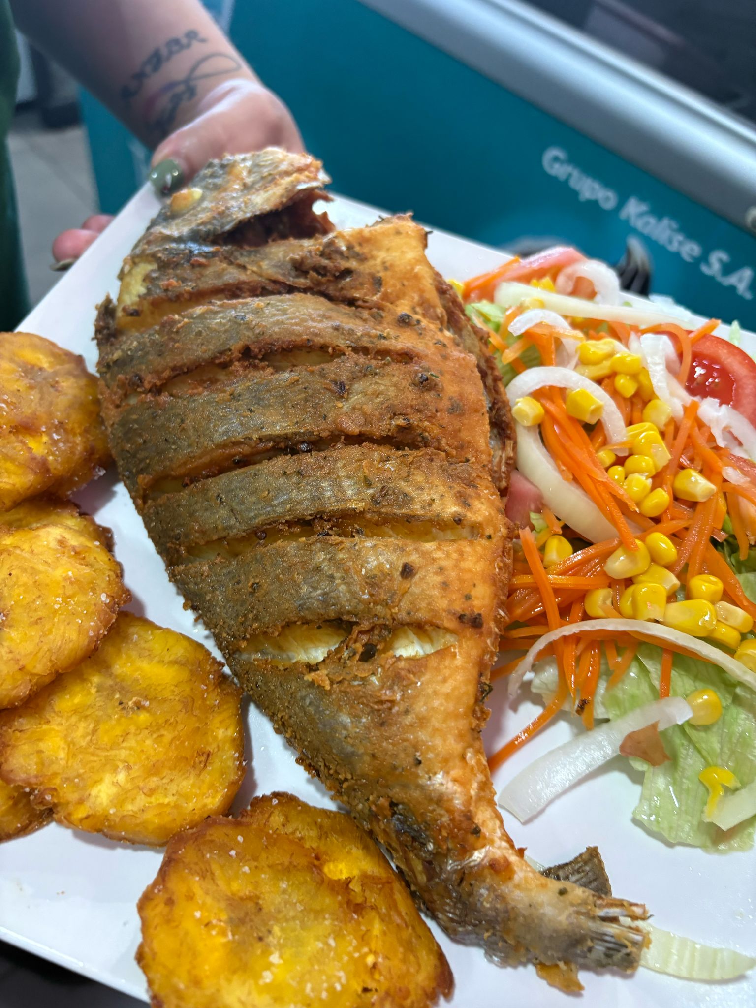 Dorada frita con ensalada y tostones